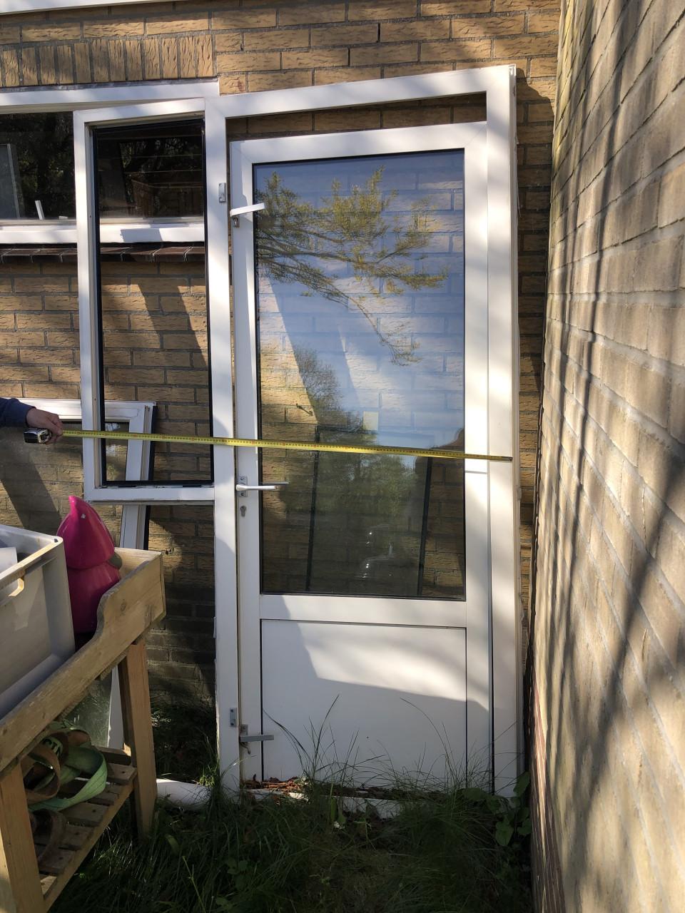 Aluminium deurkozijn en Kunststof kozijn met draai/kiep raam