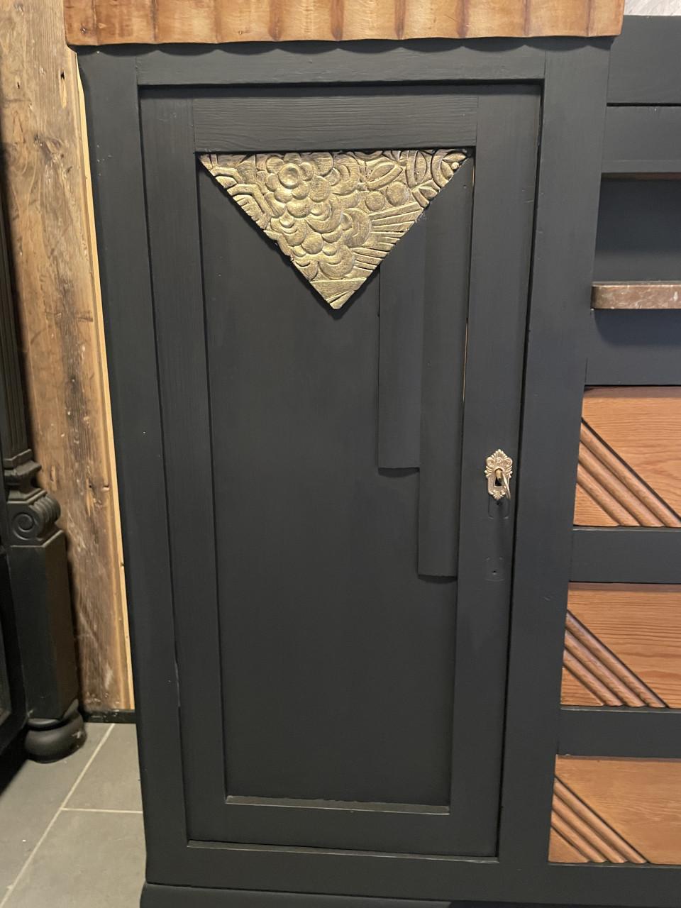 Mooie kast met marmeren blad