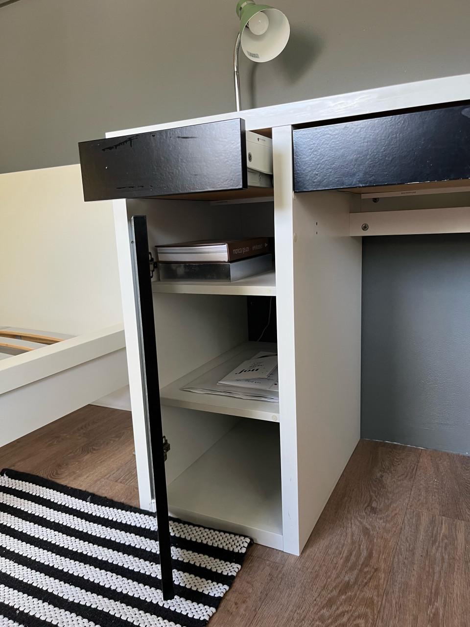 Bureau met twee lades en een kastje
