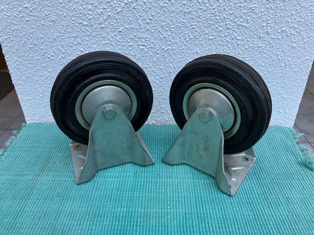 2 stevige Bokwielen, z.g.a.n.