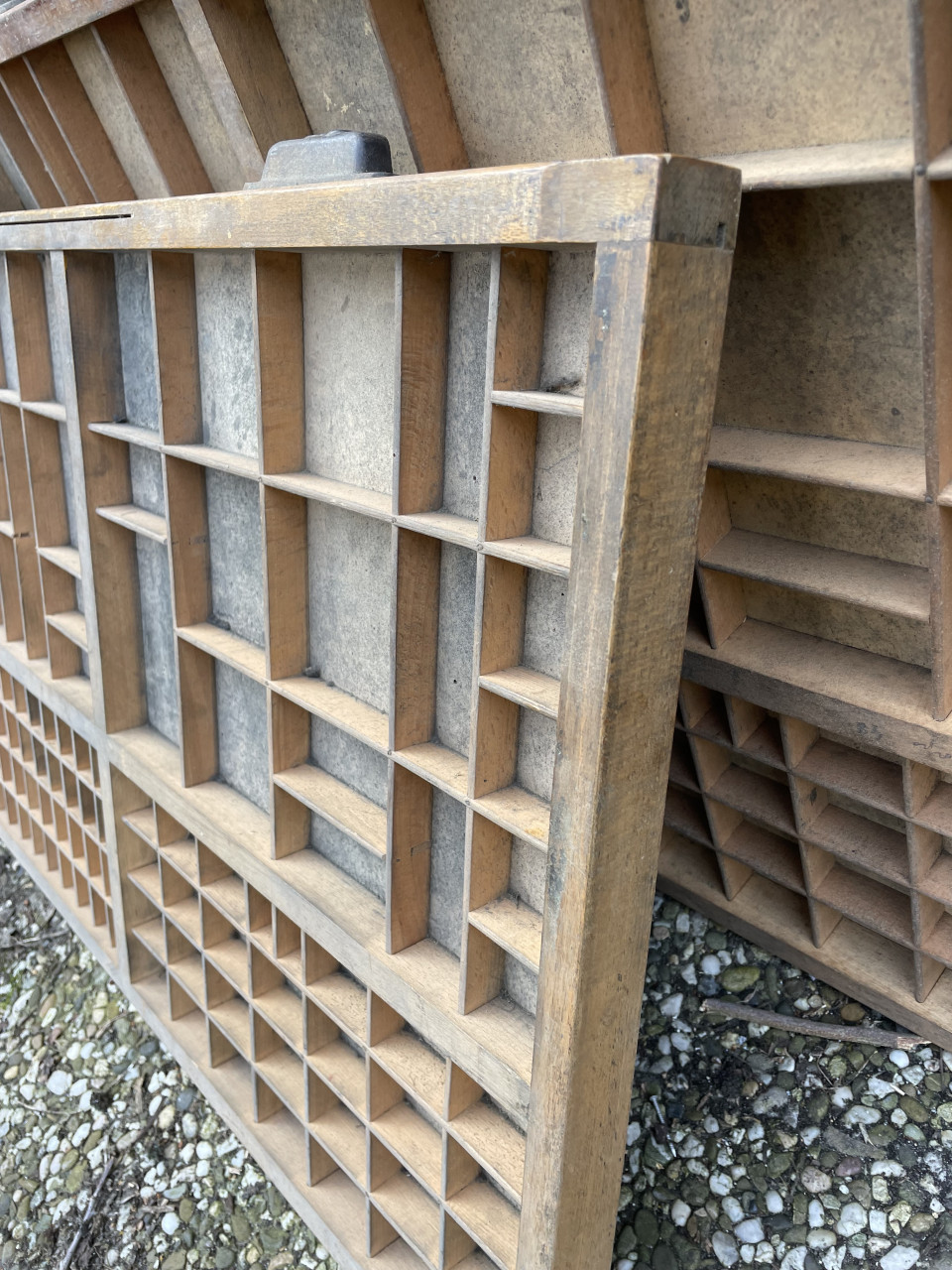 35x antieke letterbakken 83x53x4 cm  Drukkerij lades 1930s/40s