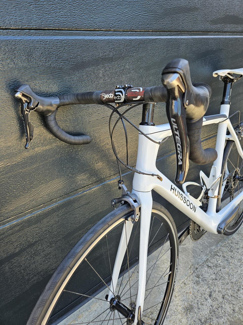 Huissoon carbon racefiets met Ultegra 11-speed.