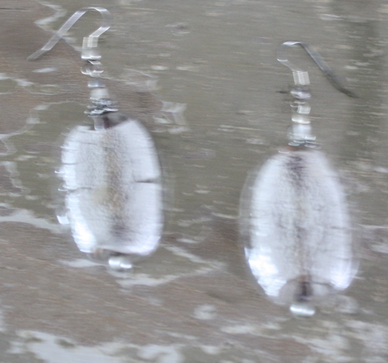 Glaze oorbellen wit grijs