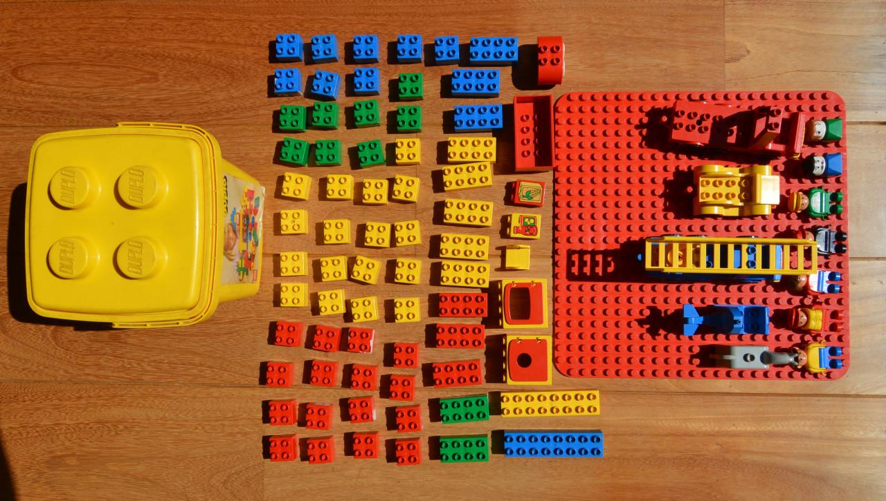 Duplo emmer set (1544) + bouwplaat + voertuigen + poppetjes