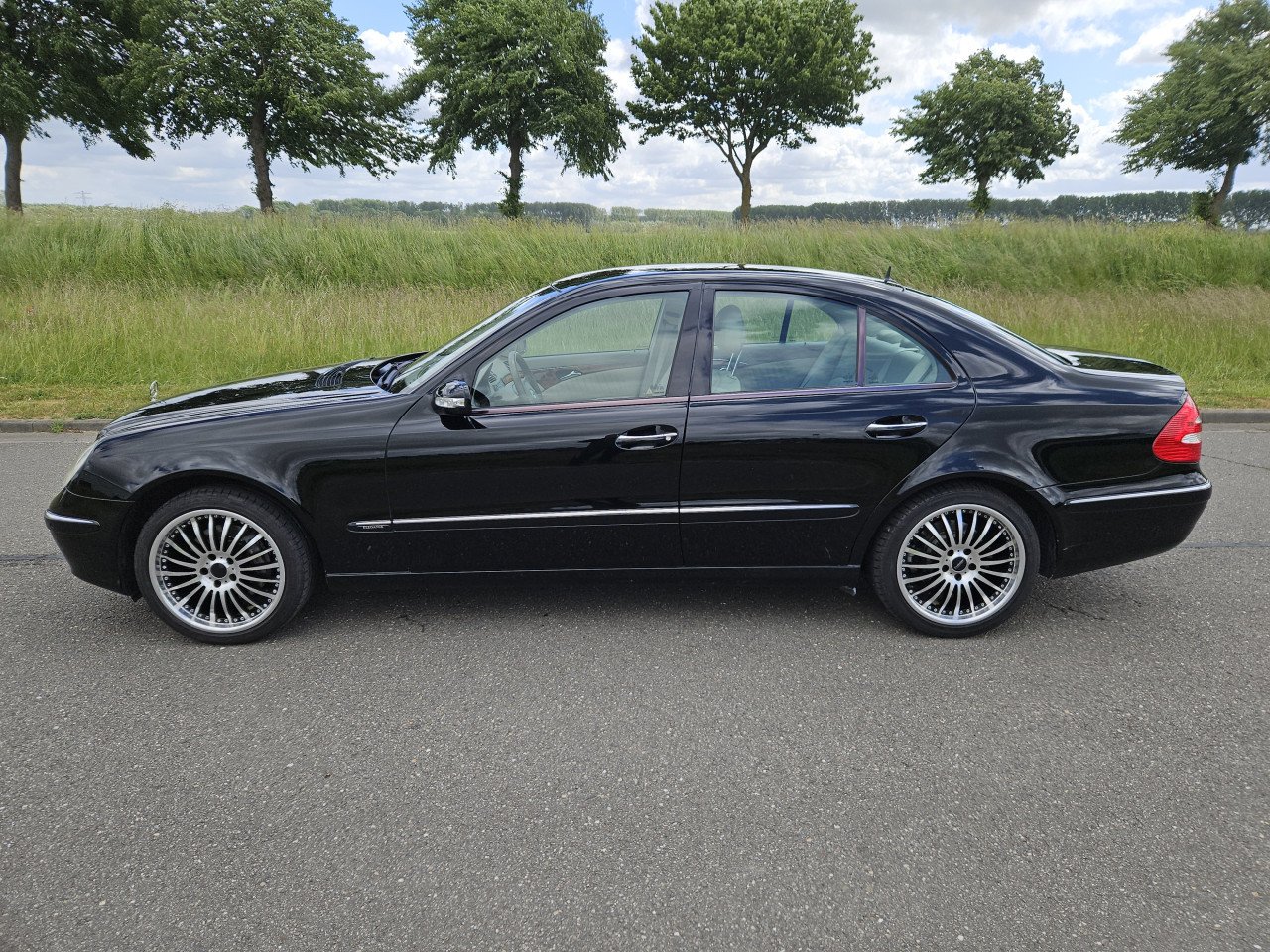 * MERCEDES E 320 BENZINE * NL AUTO * 225.831 KM N.A.P. *