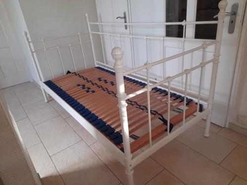 Metalen 1 persoons bed 90x 200 met verstelbare lattenbodem (in goede staat)