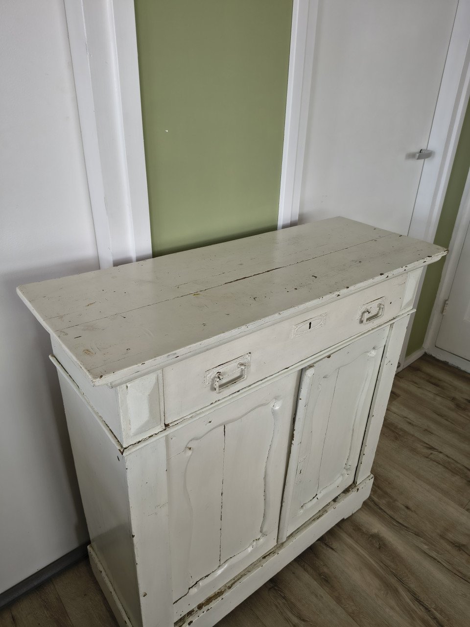 Fantastische witte brocante kast, biedermeier kast met lade.