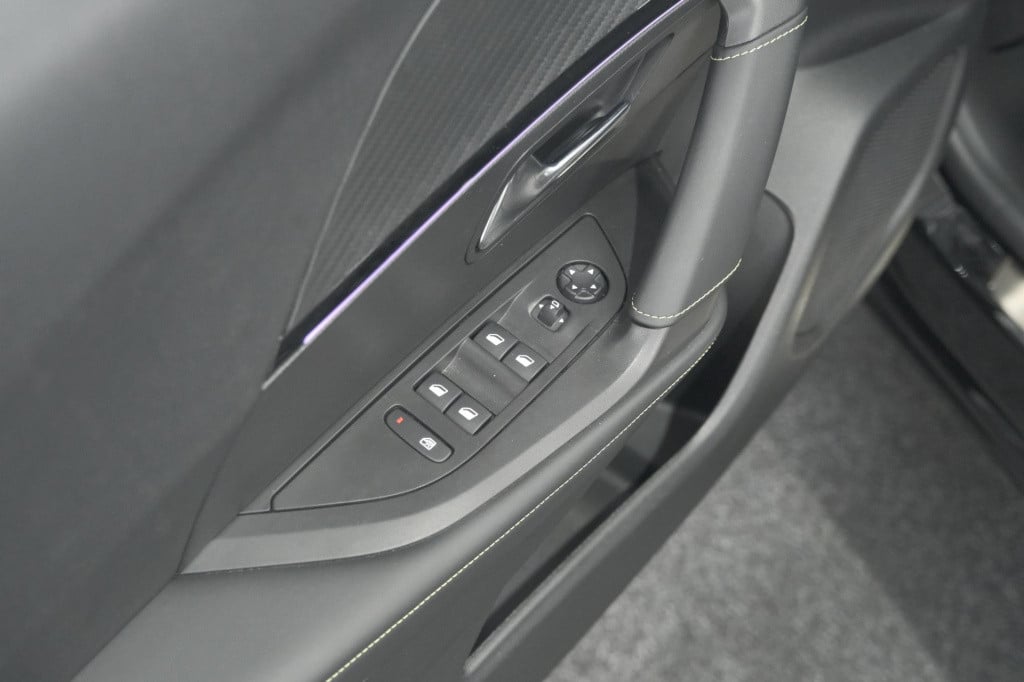 Peugeot 2008 puretech 130 eat8 gt | camera | apple carplay | parkeersensore