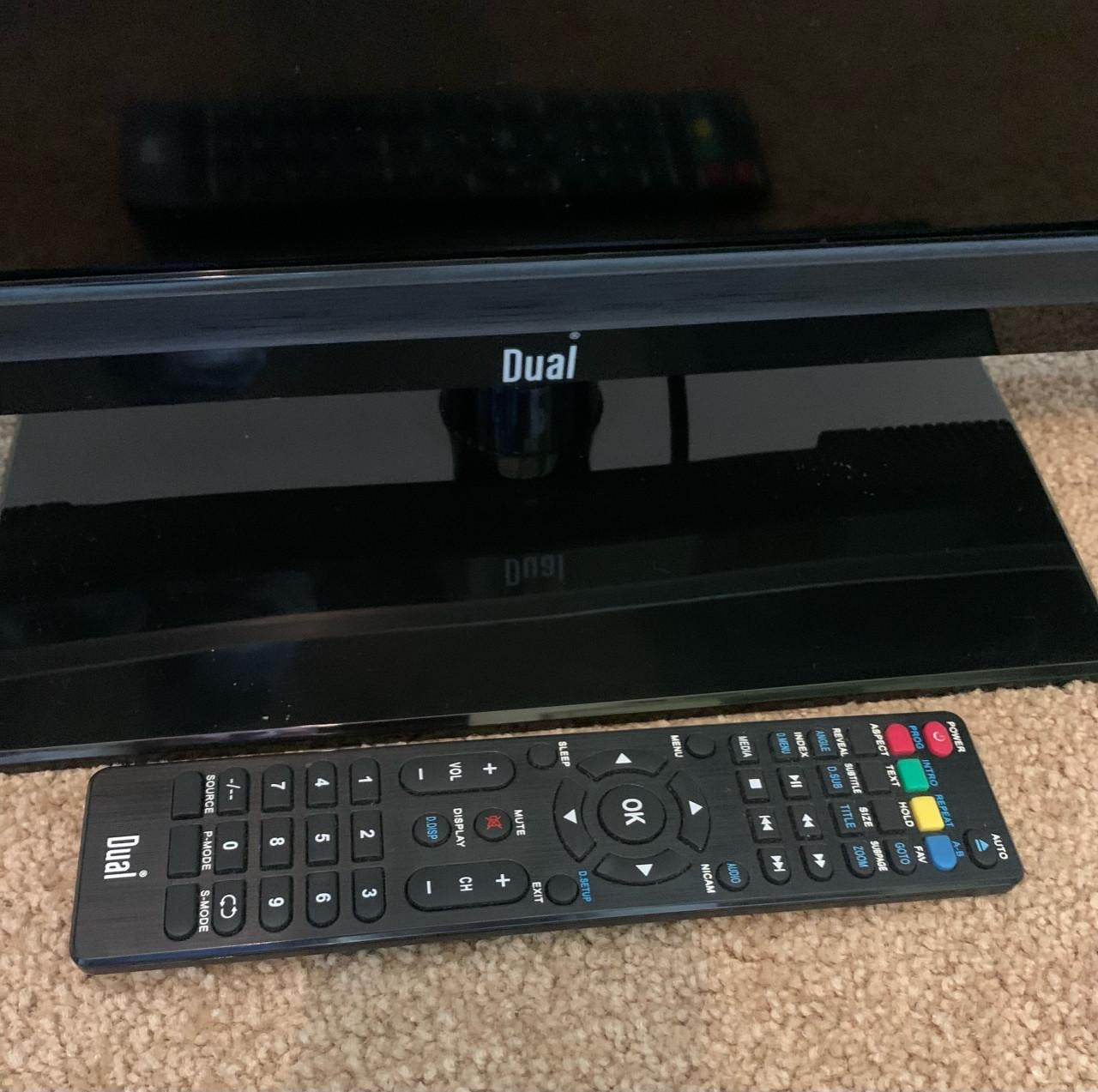 TV van Dual 32 inch met afstandbediening zwart.