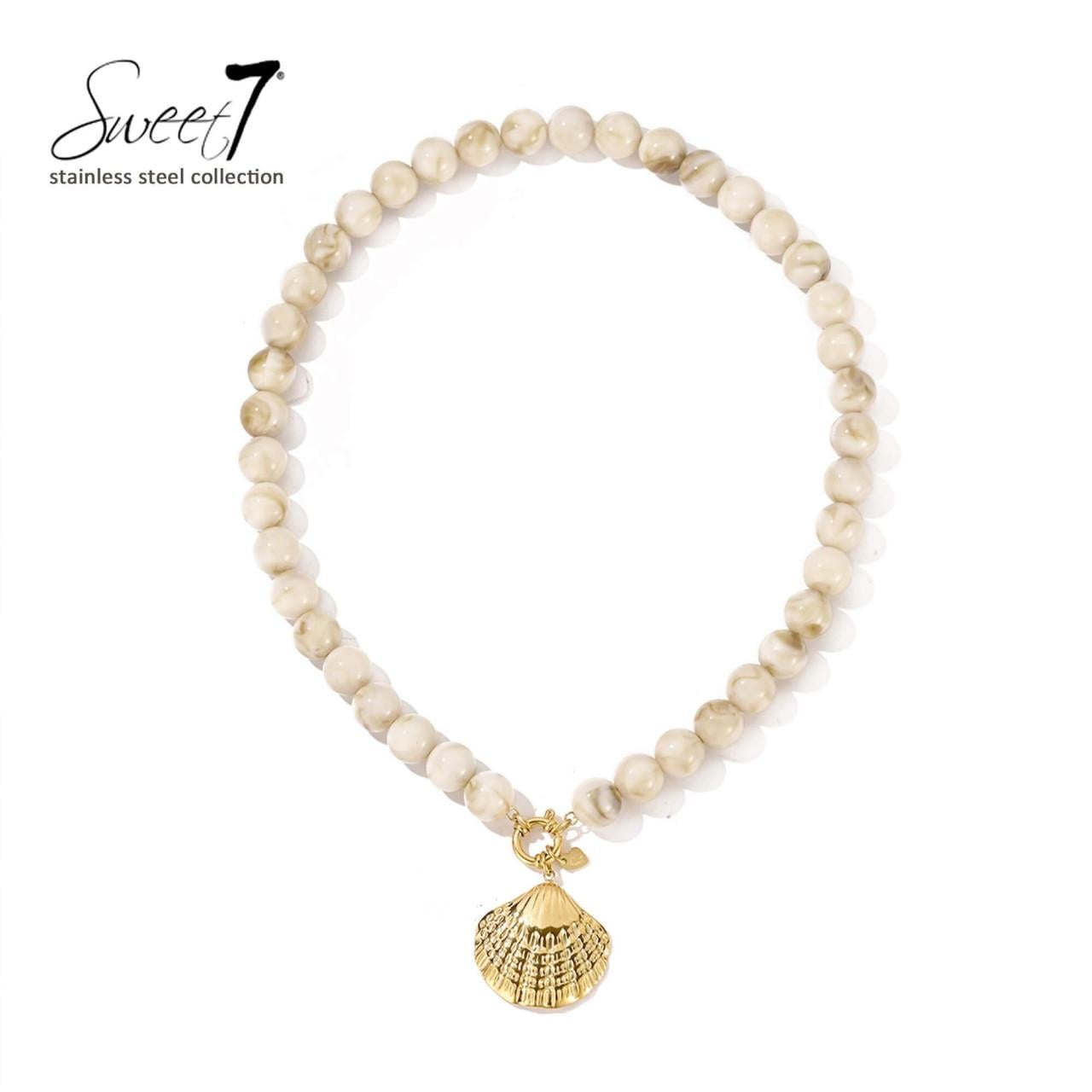 Halsketting met beige kralen en goudkleurige schelp hanger