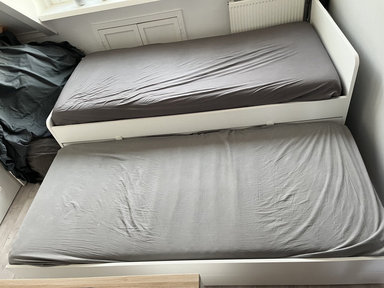 Bedframe 90x200cm met onderbed en opbergruimte wit.