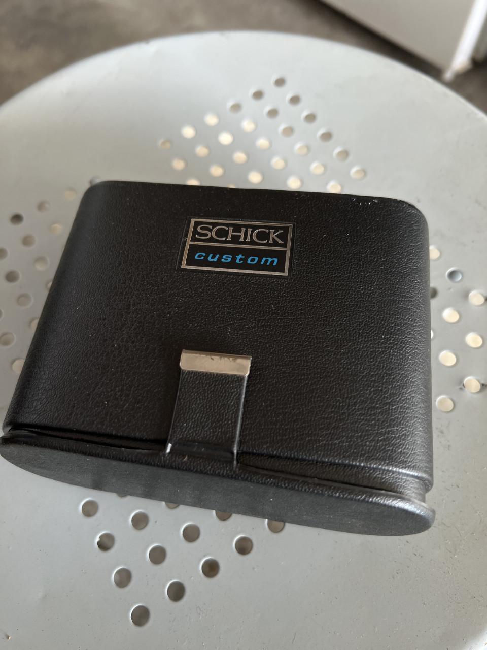 Vintage Schick elektrisch scheerapparaat model 209 complete set.