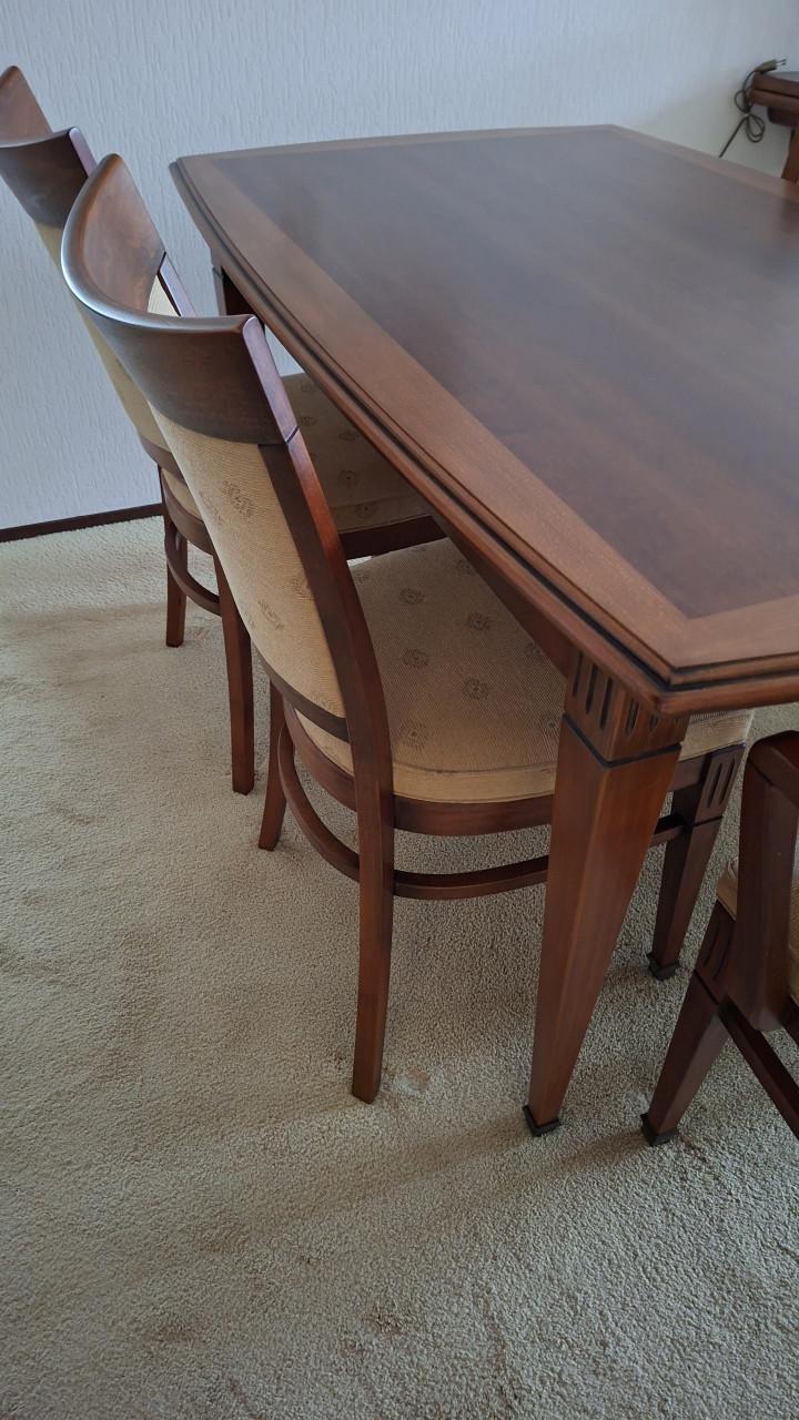 Eetkamertafel + 4 stoelen en 2 armstoelen