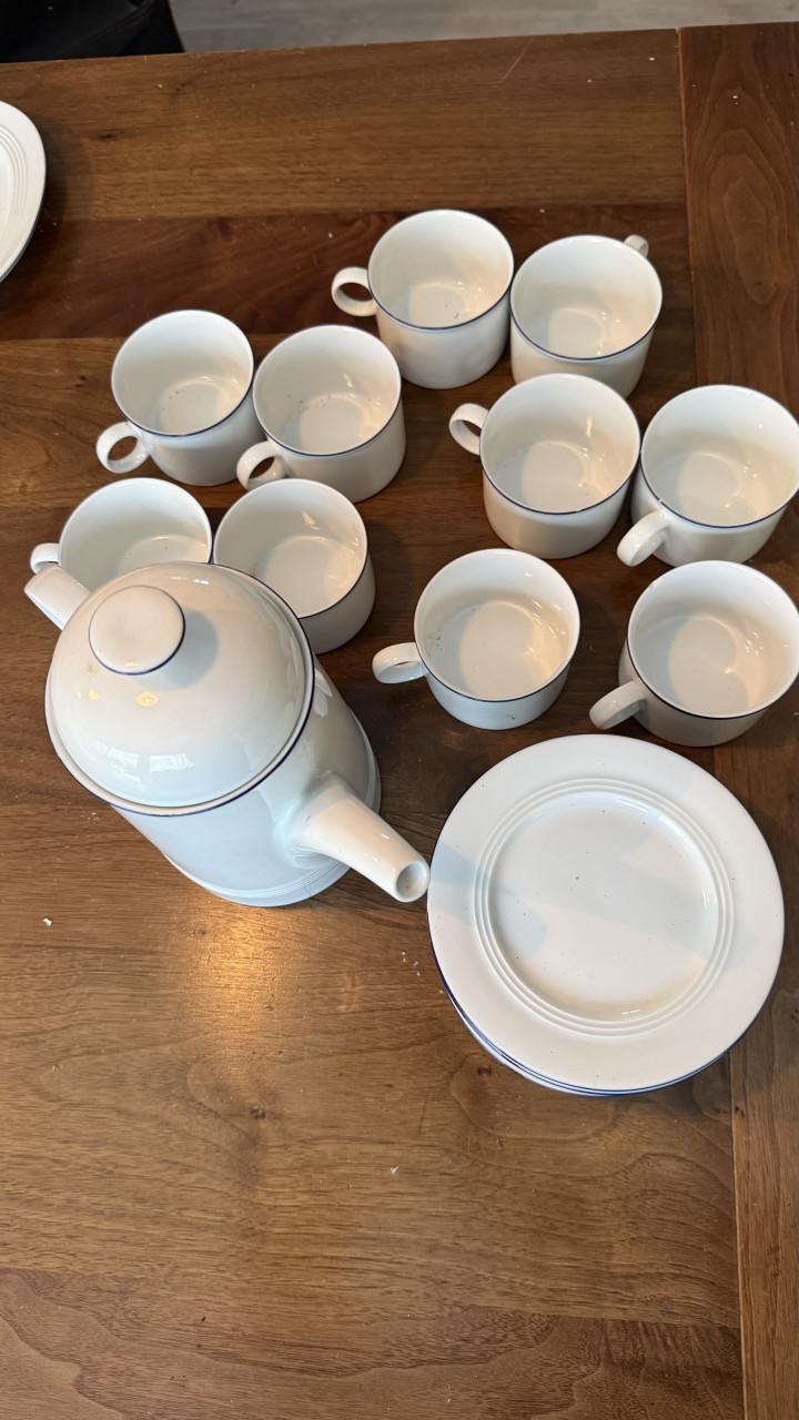 Servies (wit met blauwrandje)