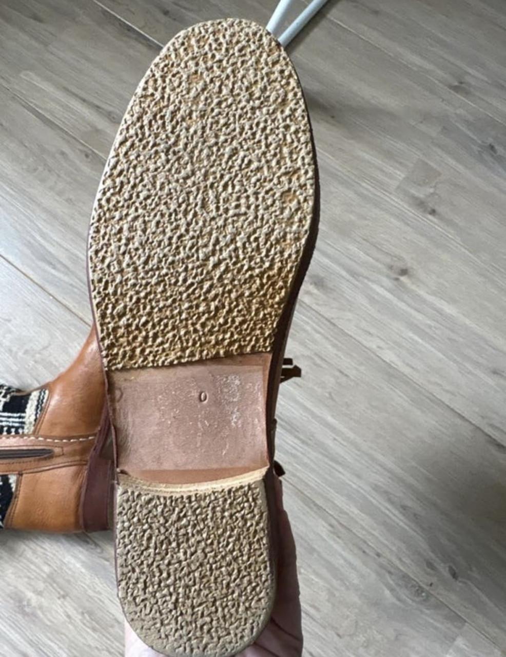 Diverse enkellaarsjes en sportschoenen