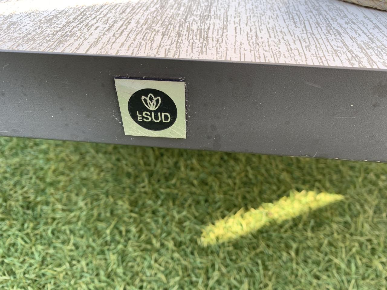 Alminium loungset met kussen en tafel.