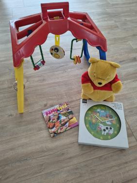 Baby gym, klok, kookboek en knuffel