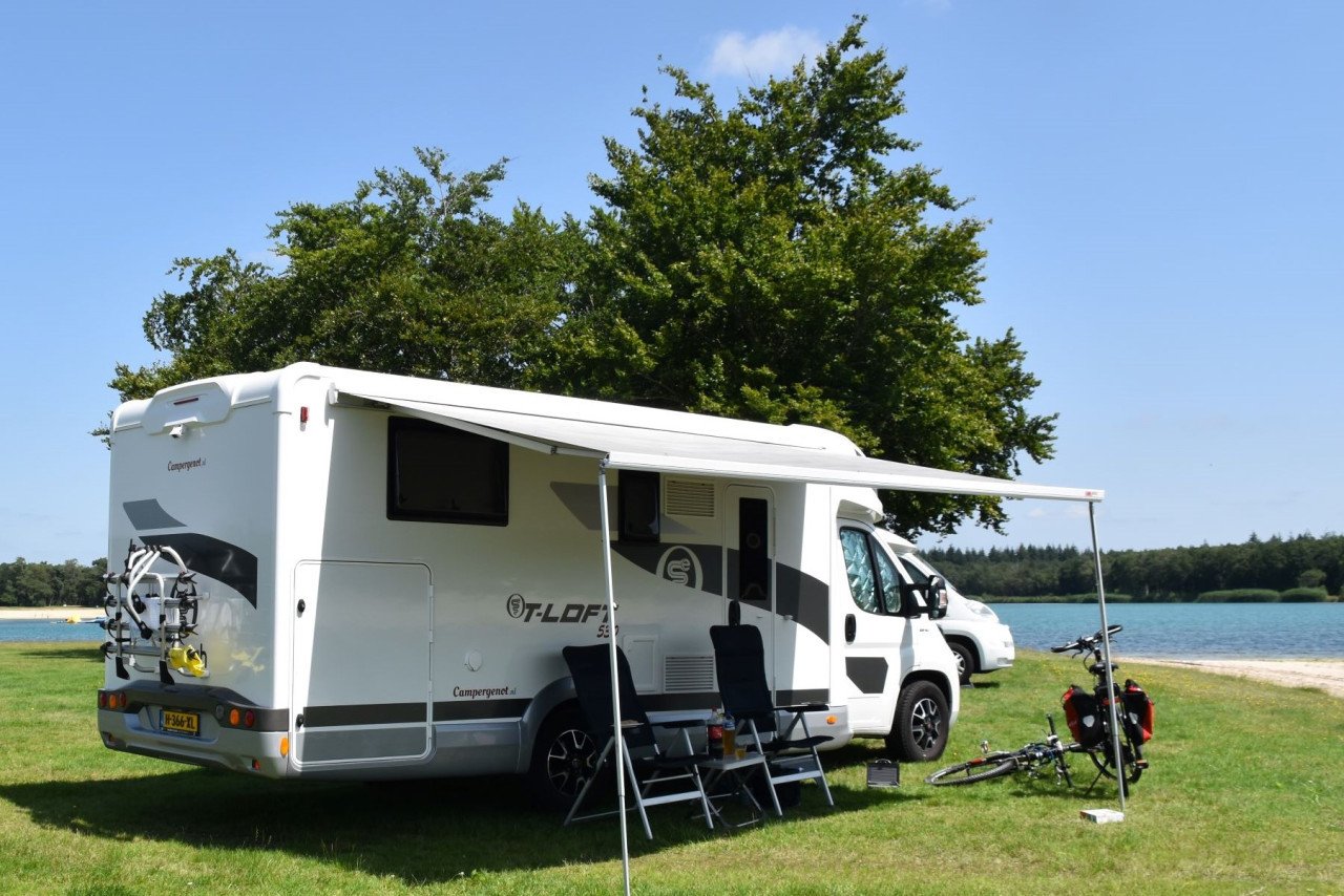 Te Koop: jonge half-integraal camper!