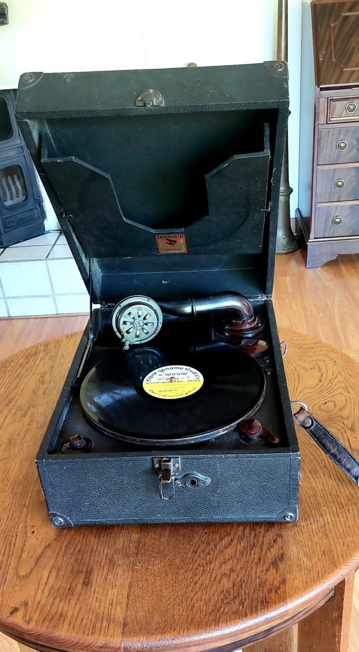 Een  koffergrammofoon Colibri Senior