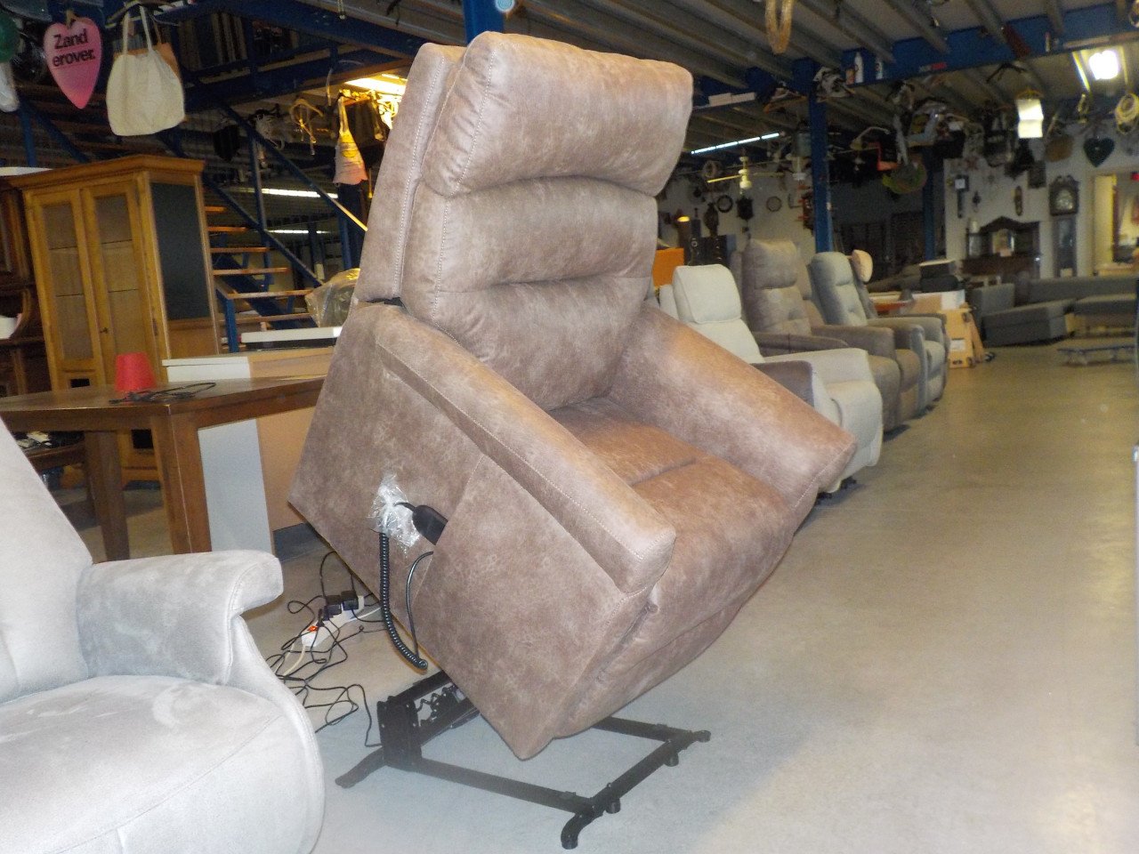 Nieuwe stoffen luxe elektrische sta-op relax fauteuil met 2 motoren € 795,-