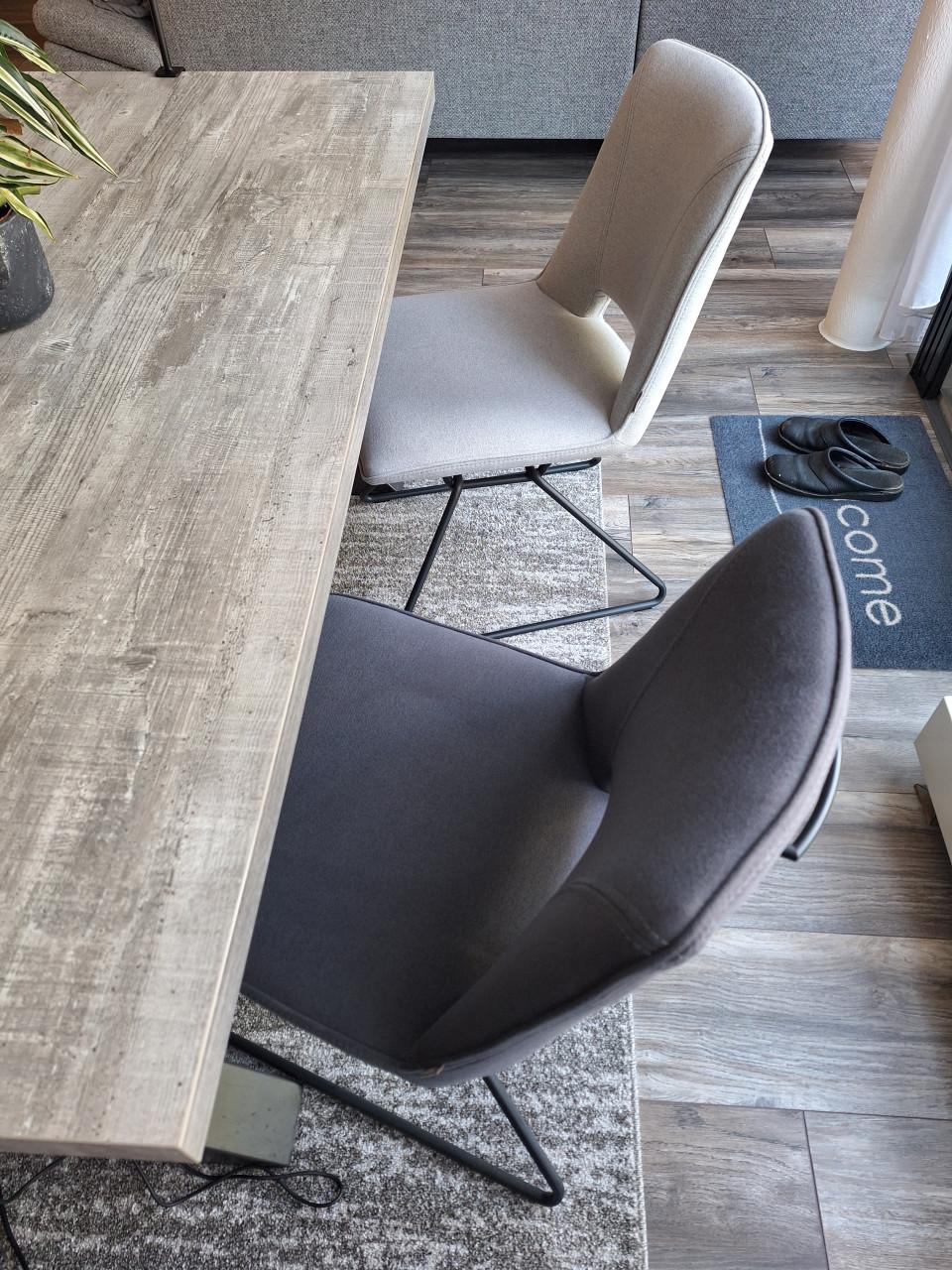 Eetkamertafel met stoelen