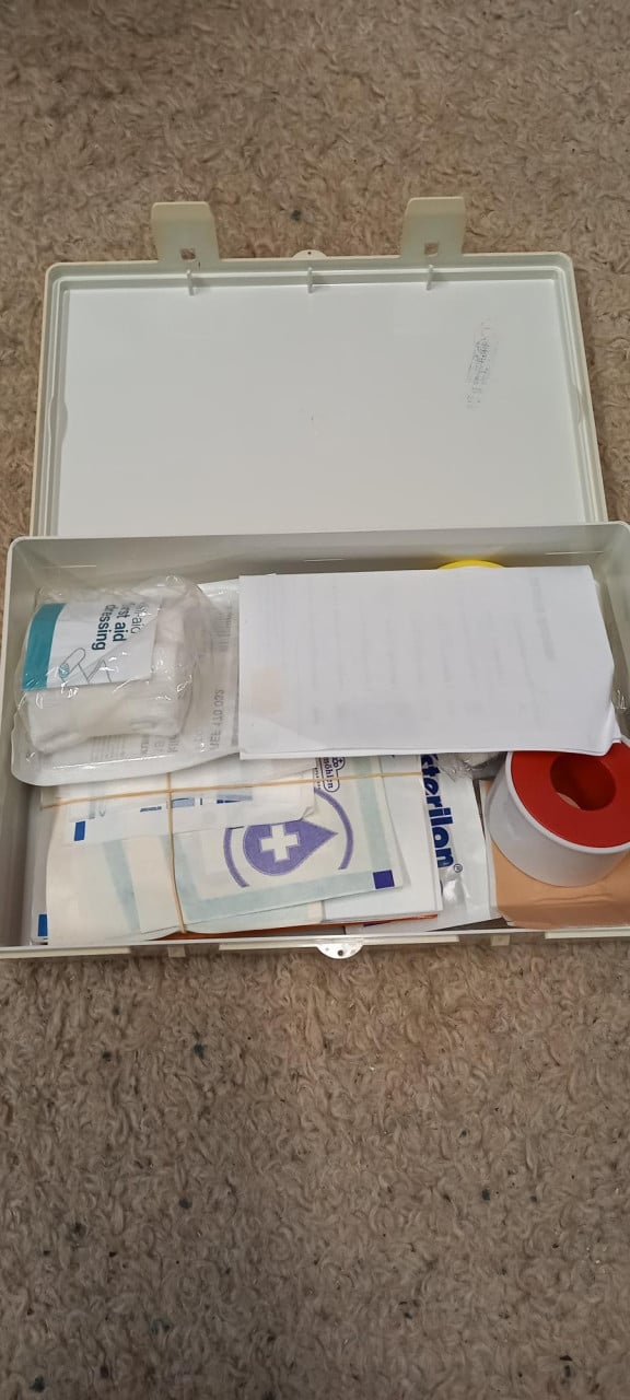 Medicijn kastje met verbanddoos