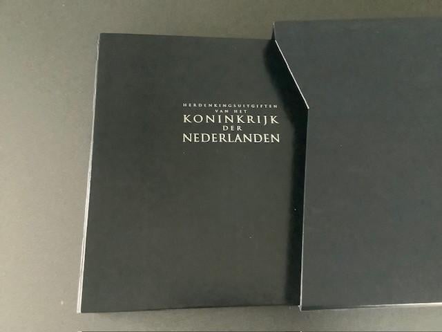 7 penningen uit de collectie “Nederland Herdenkt”.