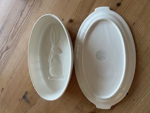 Oude Puddingvorm  haas, met onderbord.