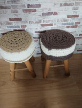2 houten krukjes