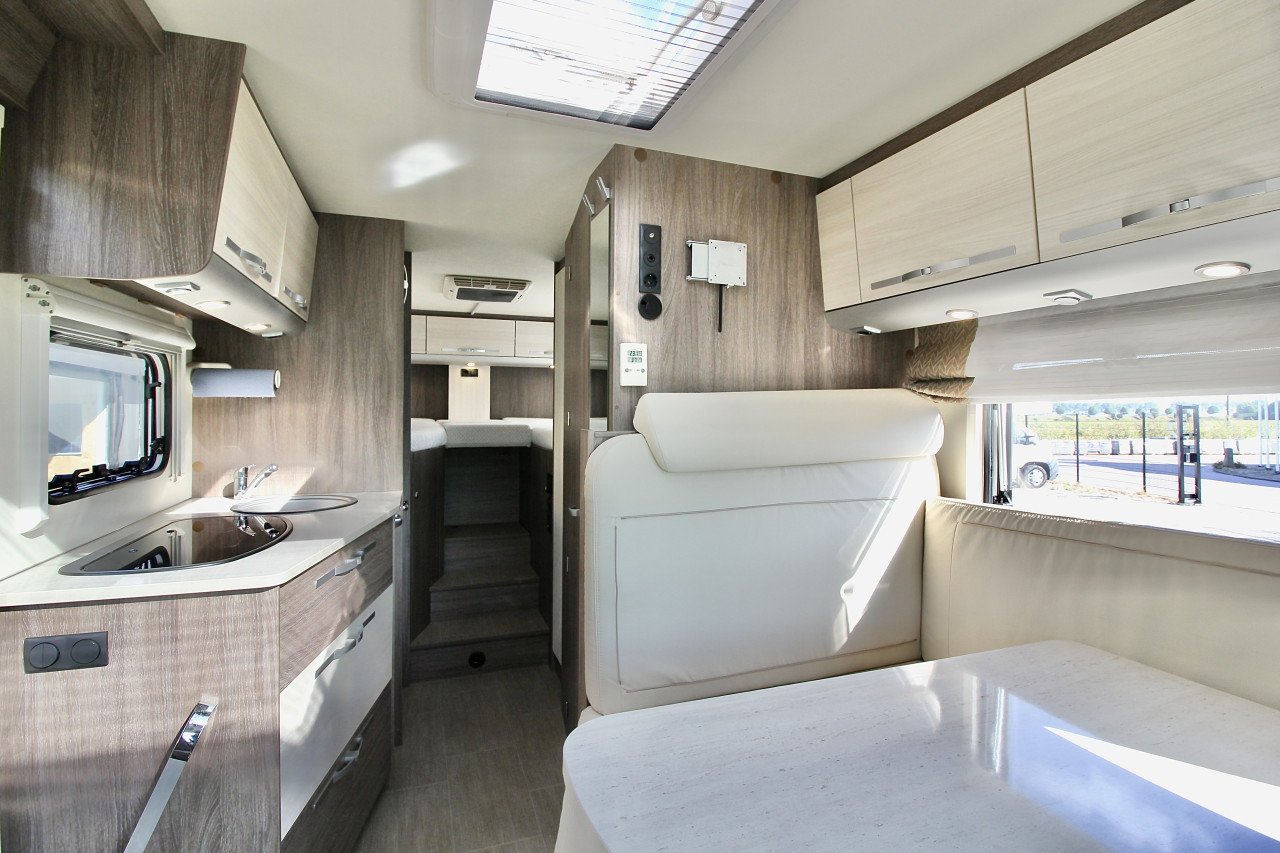 Bürstner Nexxo t690G(AUTOMAAT, Lengtebedden,Als nieuw!!!)