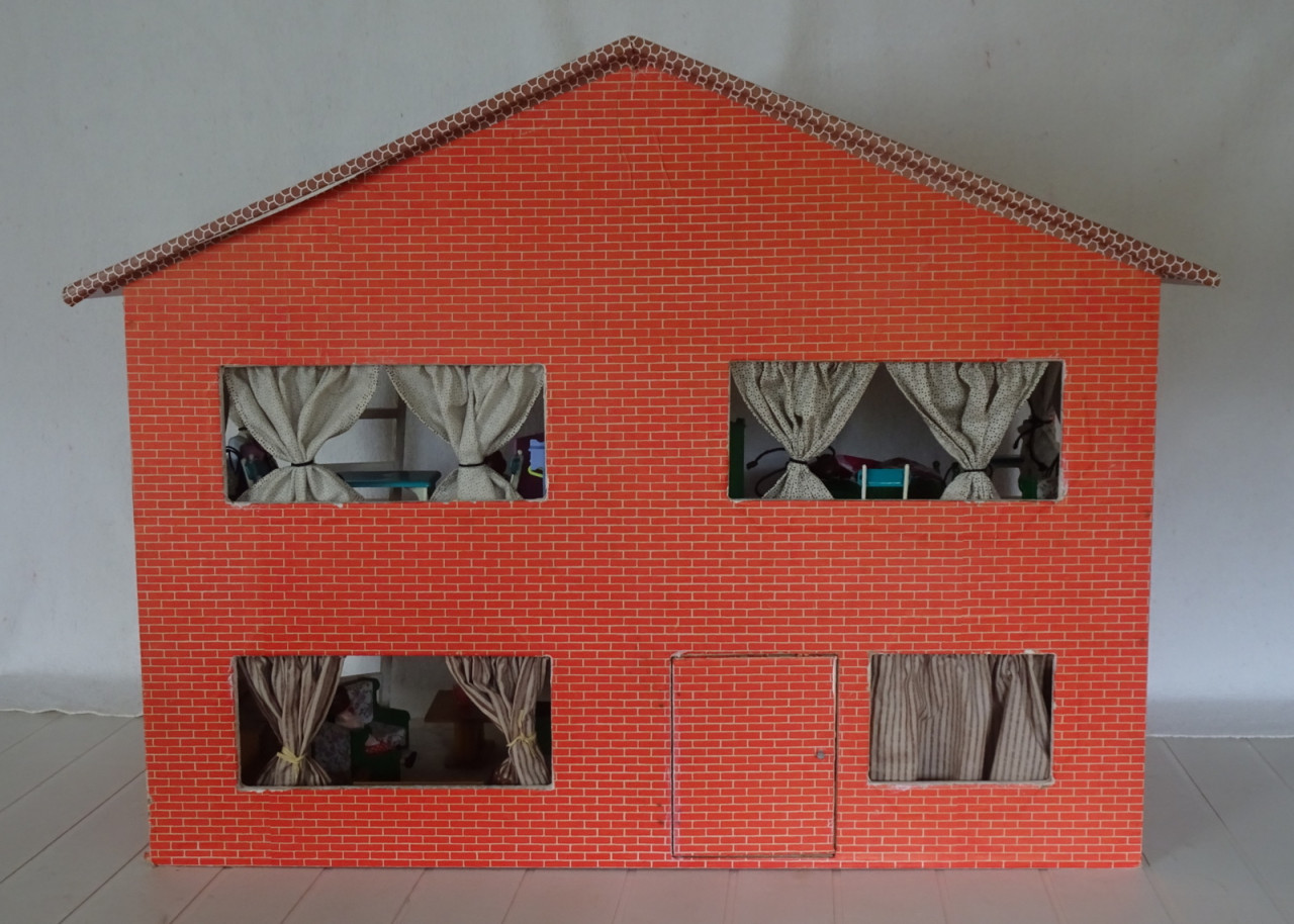 Poppenhuis met inrichting