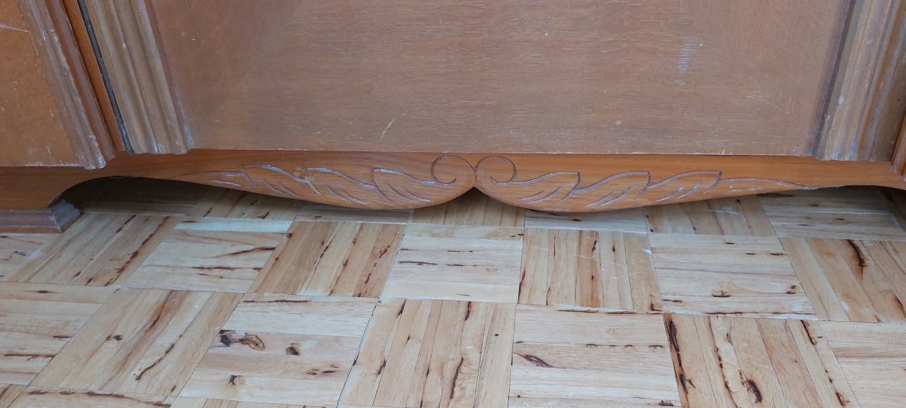 Degelijke houten kledingkast