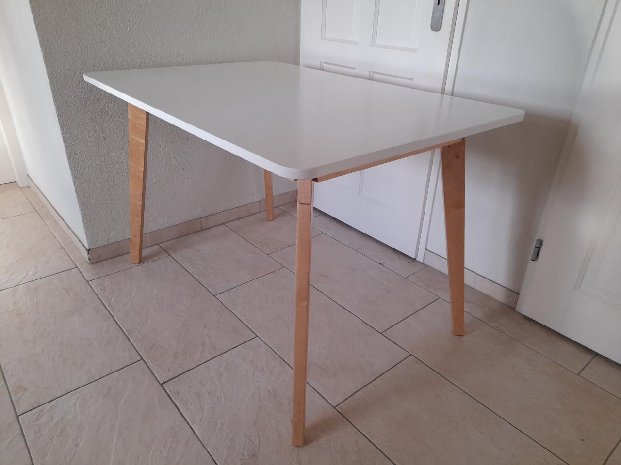 Leuke tafel  80 x 120 x 76H ( in goede staat )