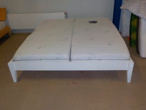 In zeer goede staat eenvoudig  Ikea ledikant + 2 matrassen 180 x 200 cm