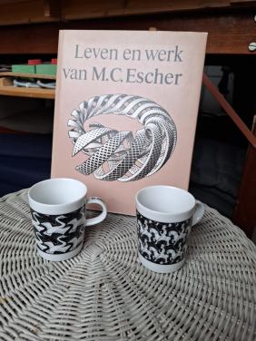 Boek 'Het Leven en Werk van M.C. Escher' en mokken