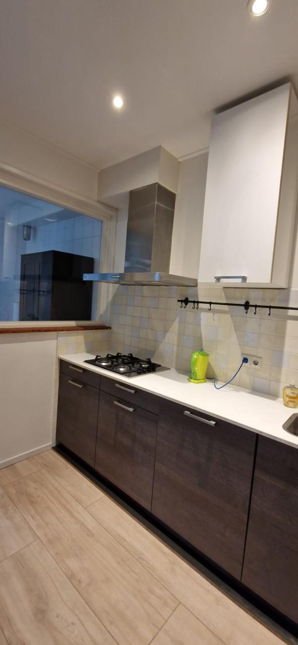 Keuken incl. koelkast, vaatwasser, gasfornuis, afzuigkap en kraan.