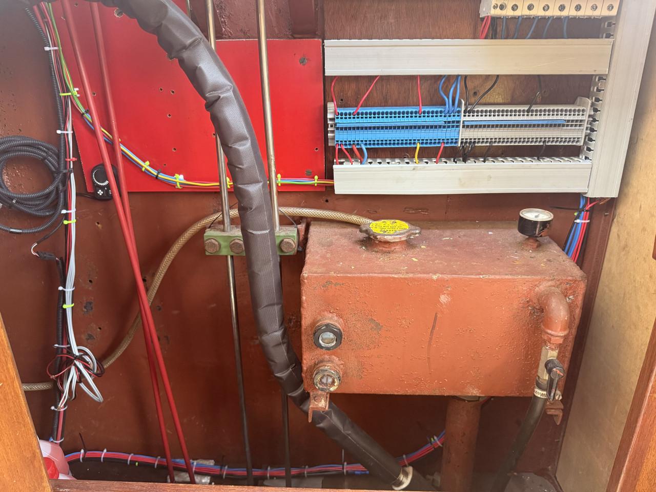 Motorboot 8 meter salonkruiser met stahoogte
