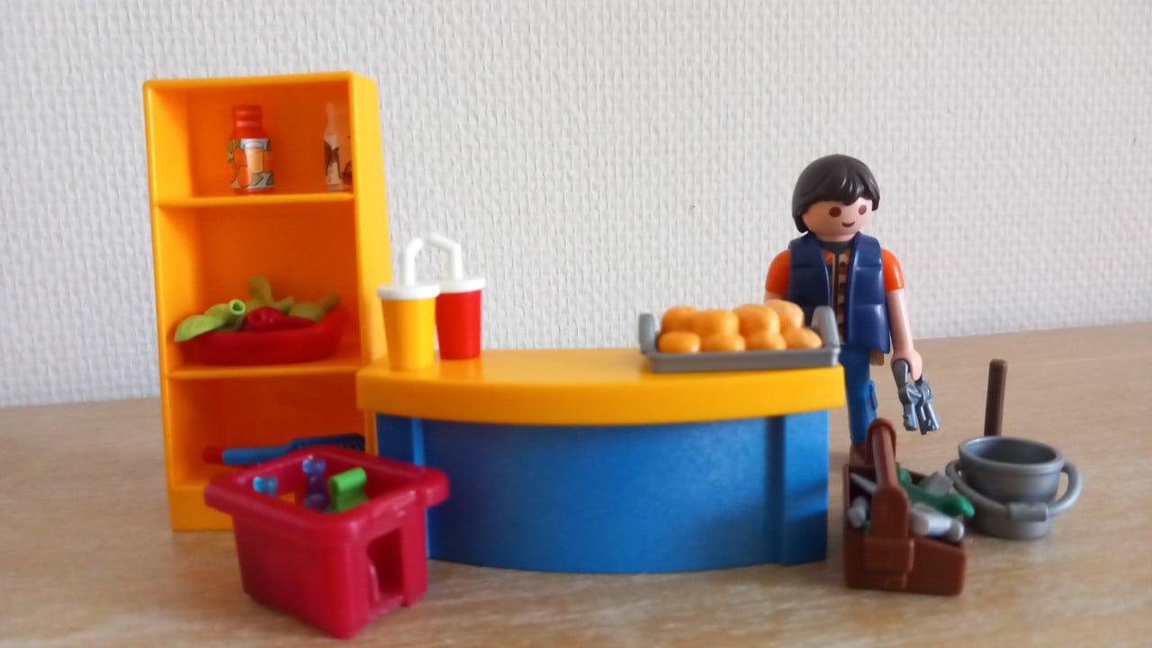 Playmobil concierge met schoolwinkel set 9457