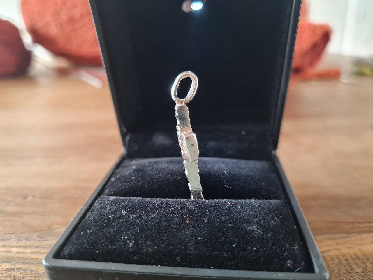 Sterling zilver 925 kruis hanger met reliëf.