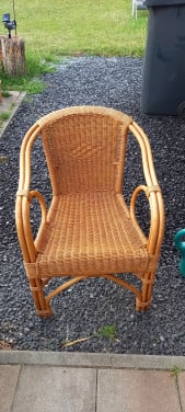 2 rotan / rieten stoelen en tafeltje