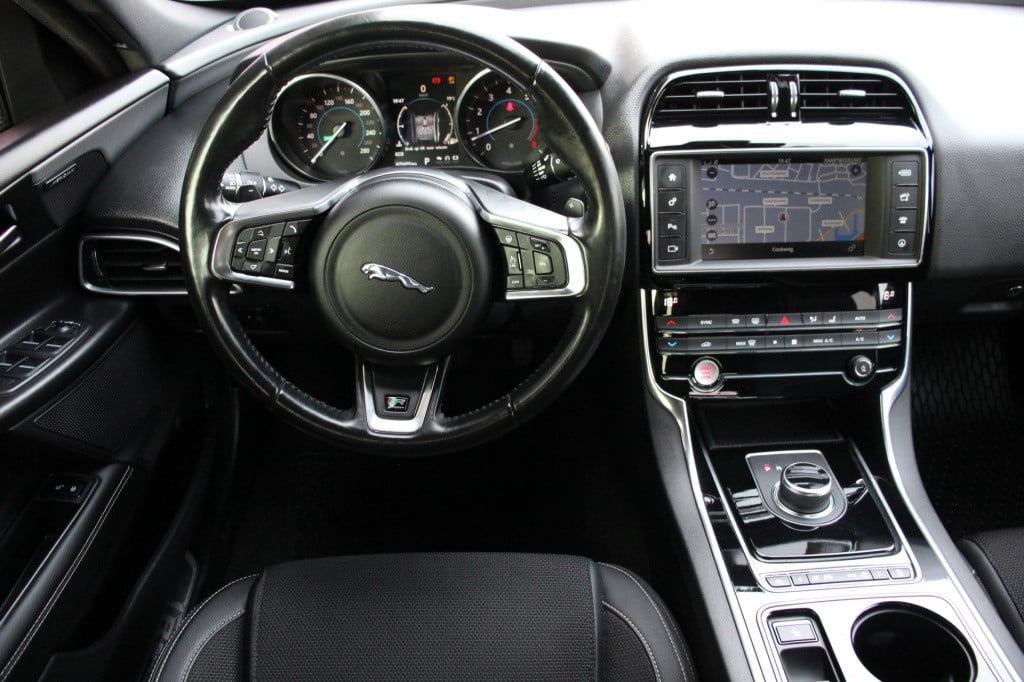 Jaguar Xe 2.0 r-sport | 200pk | el. stoelen | camera | afneembare trekhaak