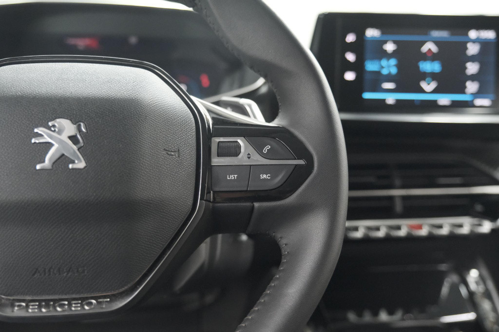 Peugeot 208 puretech 100 eat8 allure pack | camera | apple carplay | parkee