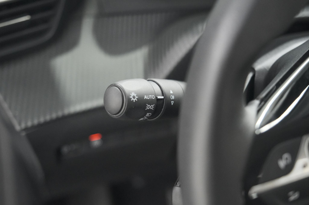 Peugeot 208 puretech 100 eat8 allure pack | camera | apple carplay | parkee