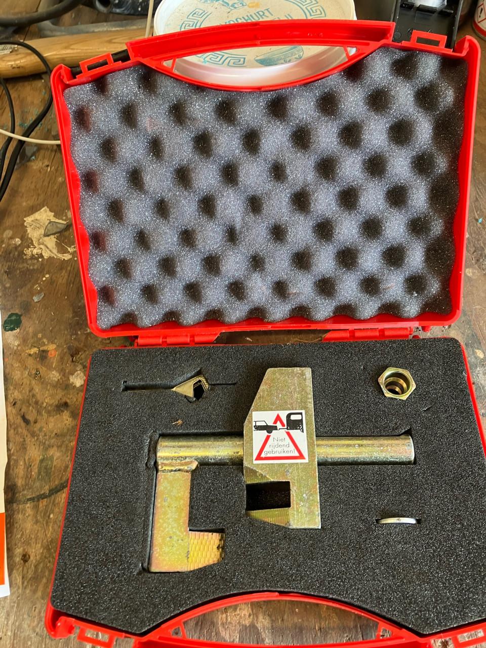 Diverse disselsloten en wielklemmen.