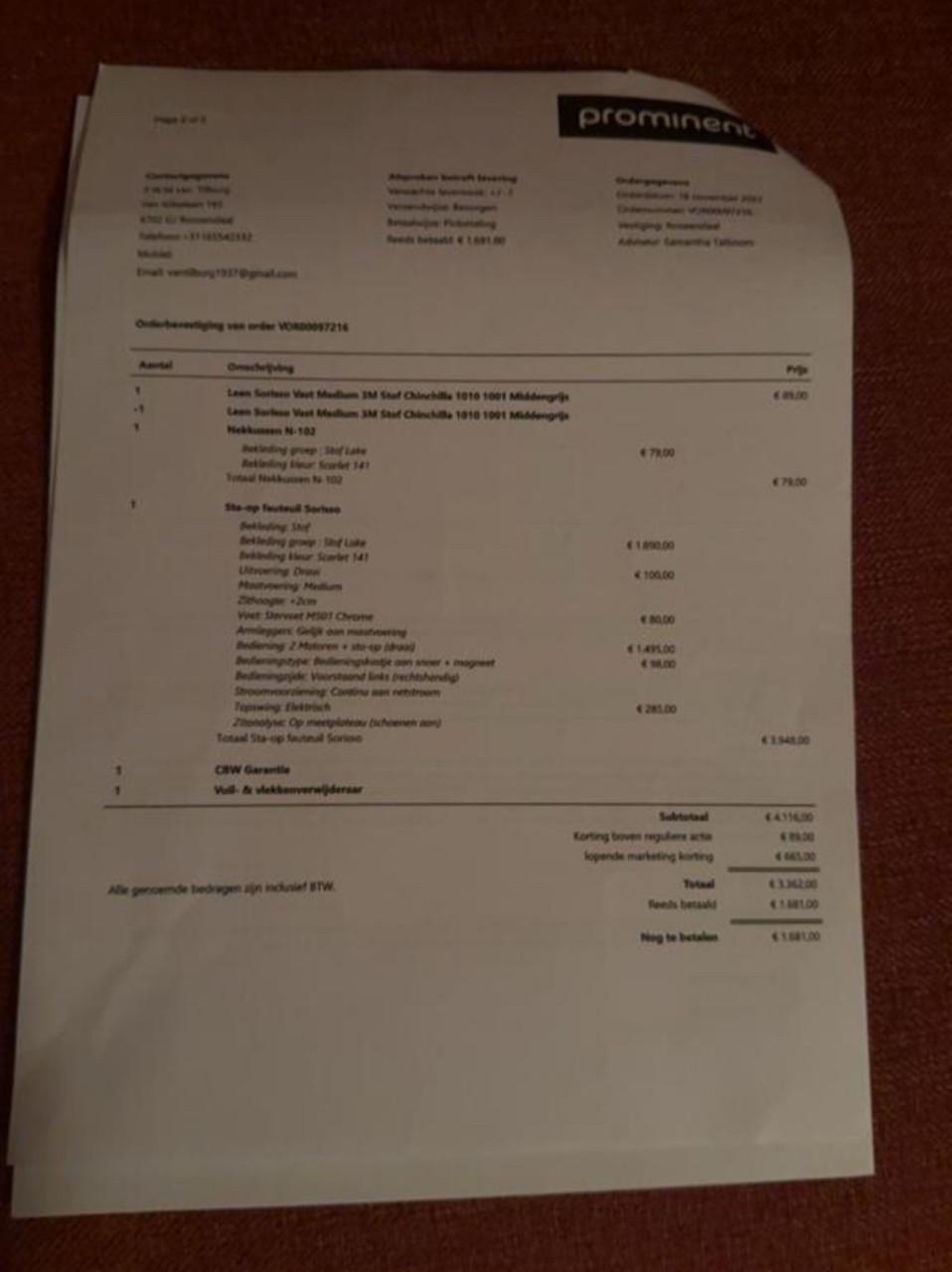 Te koop Prominent sta op fauteuil