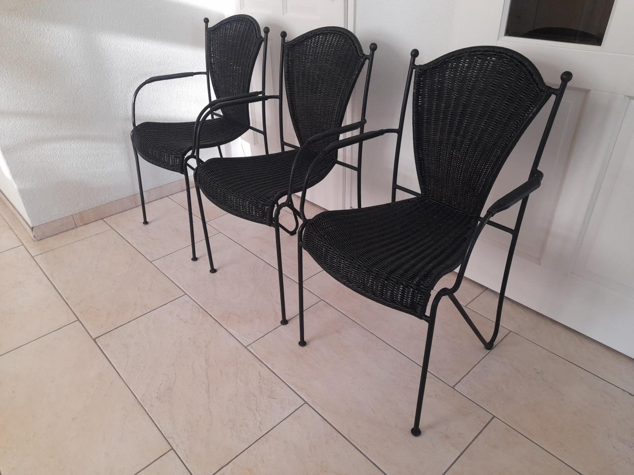 3 Smeedijzeren stoeltjes (in goede nette staat )  €20 per stuk  Stapelbaar!