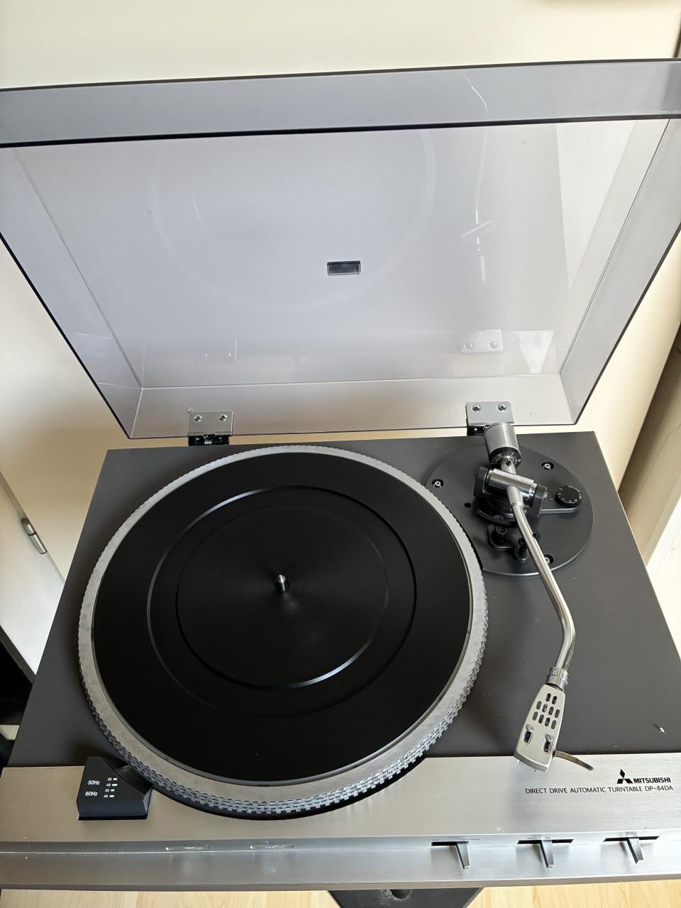 Mitsubishi DP-84DA platenspeler.