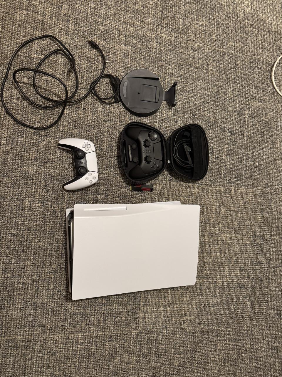 Ps5 met twee scuf controllers, 1 ps5 controller en 2TB geheugen