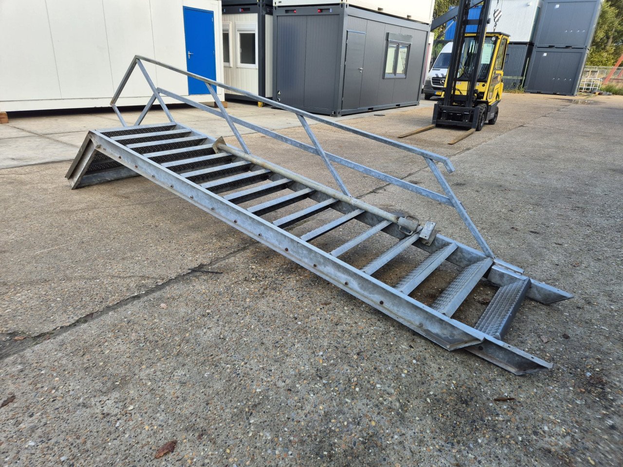 Gegalvaniseerde stalen buitentrap met bordes 280cm