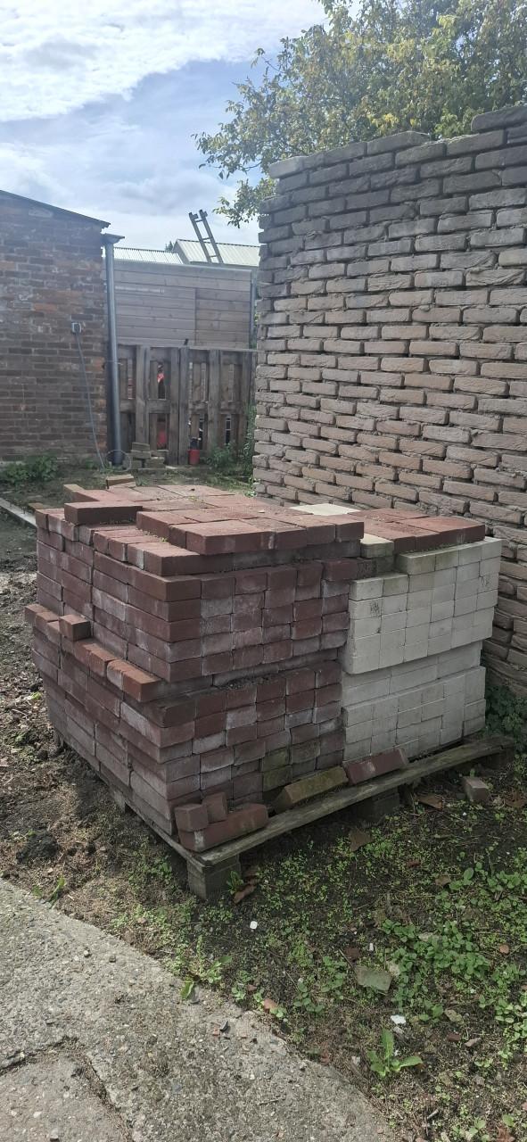 Palet met ongebruikte bakstenen